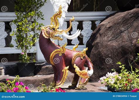 Himmapan Forest En Mystisk Och Vibrant Skildring av Det Thailändska Mytologin!