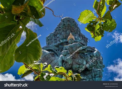 “The Garuda Wisnu Kencana: En Gigantisk Skulptur Av Gnistrande Brons Och Mystisk Gudomlig Aura!”